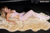 Music Legs: catsuit in pizzo rosa a motivo floreale.