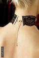 Collarino in pizzo nero con pendente.
