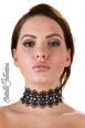Collarino in pizzo con perle e strass.