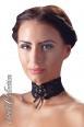 Collarino nero in pizzo con stringatura.