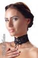 Collarino nero in pizzo con stringatura.