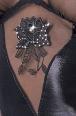 Vestito con inserti ricamati e strass.