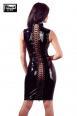 Abito in vinile con zip e stringatura posteriore.