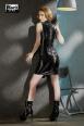 Abito in vinile con zip e stringatura posteriore.