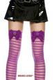 Music Legs: calze a righe viola con fiocco e teschio.