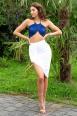 Top estivo blu con scollo all&rsquo;americana e catena