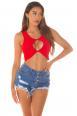 Crop top rosso con ritaglio anteriore.