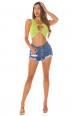Crop top verde con ritaglio anteriore.