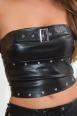 Top a fascia in similpelle con borchie e fibbia. Nero