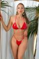 Tanga bikini brasiliano KouCla in vinile rosso.