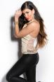 Top beige con zip e borchie dorate.