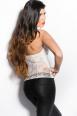 Top bianco con zip e borchie dorate.