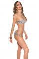 Monokini leopardato bianco con anelli dorati e drappeggio.