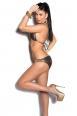 Bikini pitonato con catene dorate.