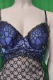 Chemise in tulle ricamato con borchie e volants. Nero-blu