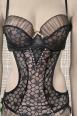 Body in microrete ricamata con volants. Beige-nero