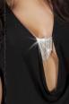 CHILIROSE: miniabito con profonda scollatura e gioiello.