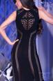 Vestito nero aderente con inserti traforati.