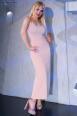 Abito lungo rosa chiaro con strass.