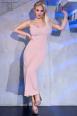 Abito lungo rosa chiaro con strass.