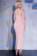 Abito lungo rosa chiaro con strass.