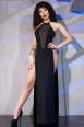 Abito lungo con ampi spacchi laterali ed inserto frontale in tulle.