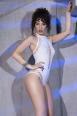 Body bianco elasticizzato con stringature decorative.
