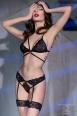 Completo intimo 2 pezzi in pizzo con giarrettiere incorporate. Nero