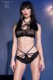Intimo 2 pezzi in pizzo con stringhe ed anelli decorativi.