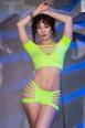 Top e shorts con intagli. Verde acceso