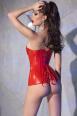 Corpetto rosso in similpelle con zip e stringatura.