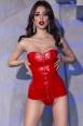 Corpetto rosso in similpelle con zip e stringatura.