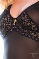 CHILIROSE: vestaglia in tulle con inserto in pizzo e ciondolo.