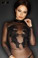 Vestito lungo in tulle con ricami e perline.