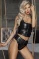 Top wetlook con trama serpente e cerniera frontale.