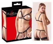 Bikini con stringhe e catenella.