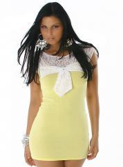 Miniabito giallo con pizzo bianco.