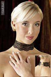 Collarino in pizzo nero con pendente.