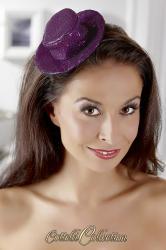 Cottelli: cappellino viola brillantato.