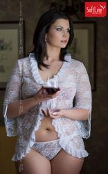 Emilie - Vestaglia corta in pizzo floreale. Bianco