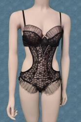 Body in microrete ricamata con volants. Beige-nero