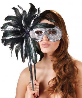 Maschera argentata con piume e bacchetta.
