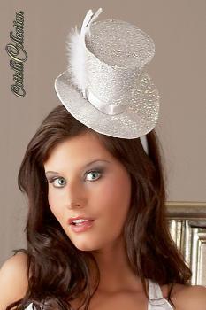 Cottelli: cappello argentato con cerchietto e piuma.