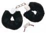 Manette con peluche nero.