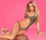 Monokini nero-oro asimmetrico con catenelle e ciondoli.