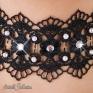 Collarino in pizzo con perle e strass.