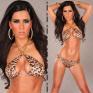 Costume da bagno leopardato con catena dorata.