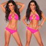 Costume da bagno fucsia con catena dorata.