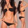 Bikini nero con anelli e pietre.