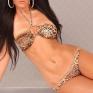 Bikini leopardato con anelli e pietre.